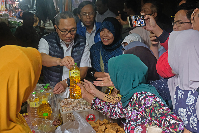 ▼住民へ食用油を配布