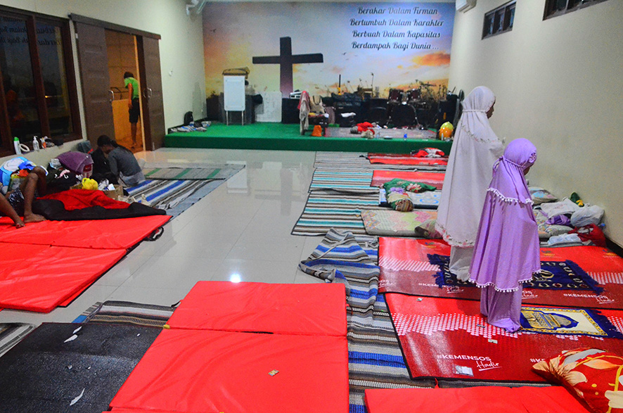 ▼教会で祈るイスラム教徒