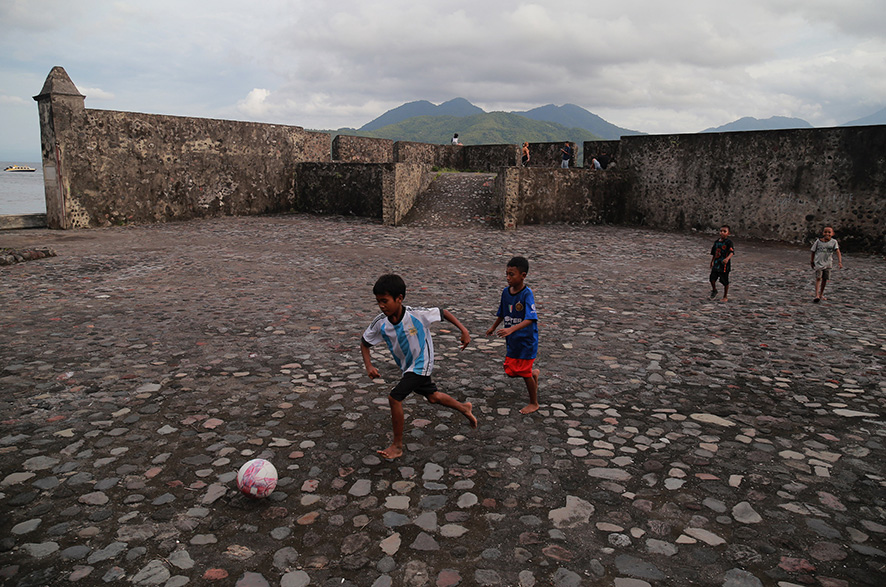 ▼1540年建設の砦でサッカー