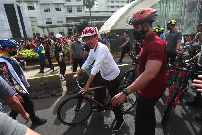 ▼大統領、自転車を漕ぐ