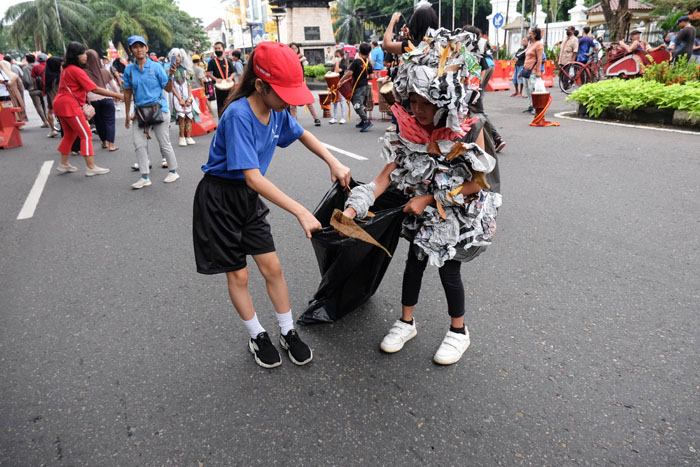 ▼意識改革のため児童がごみ拾う