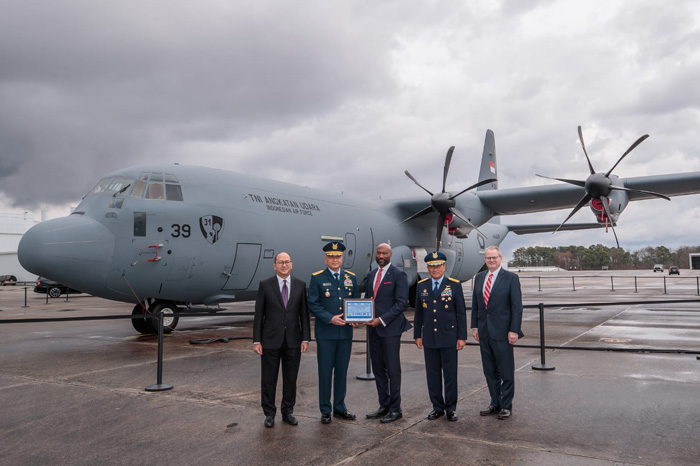 新型輸送機を納入　Ｃ130改良機　国軍