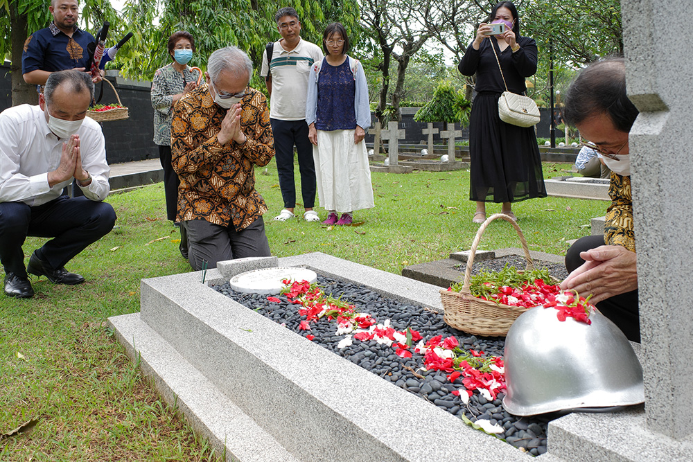 感謝の思い新たに　石井前大使　元日本兵の墓に合掌