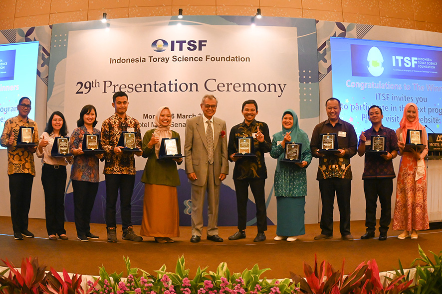 研究者たちを表彰　４年ぶりの対面　インドネシア東レ科学振興財団