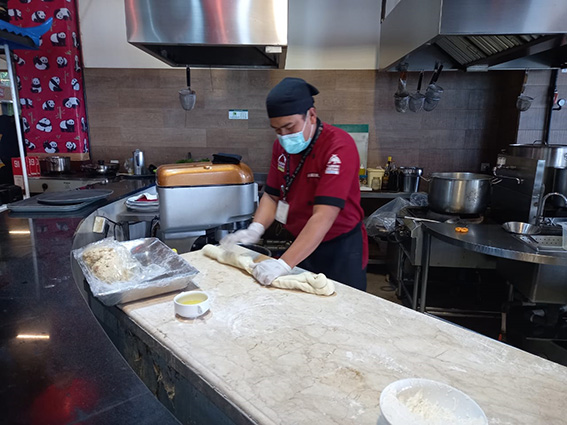 特製スパイスで手打ち麺
