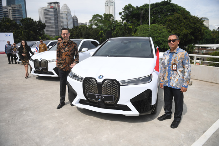 ▼ASEAN会議に電動BMW使用