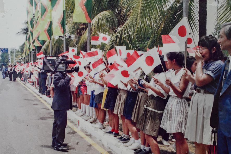 ＪＪＳ児童も沿道で歓迎 　上皇ご夫妻のご訪問　１９９１年