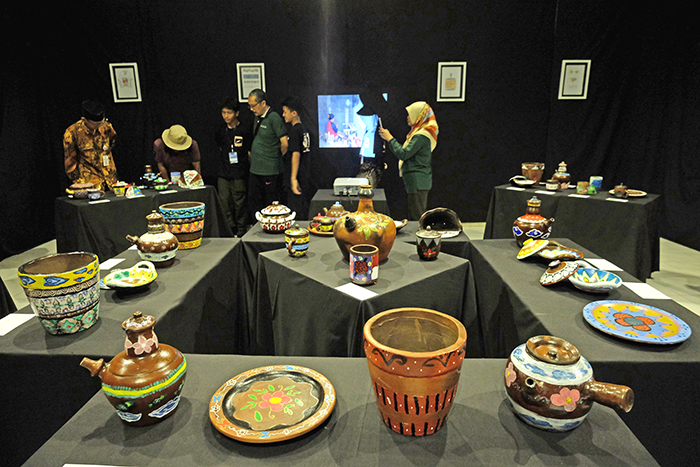 ▼バティック陶器の展示会