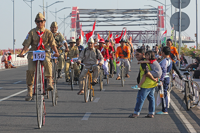 ▼古い自転車でパレード