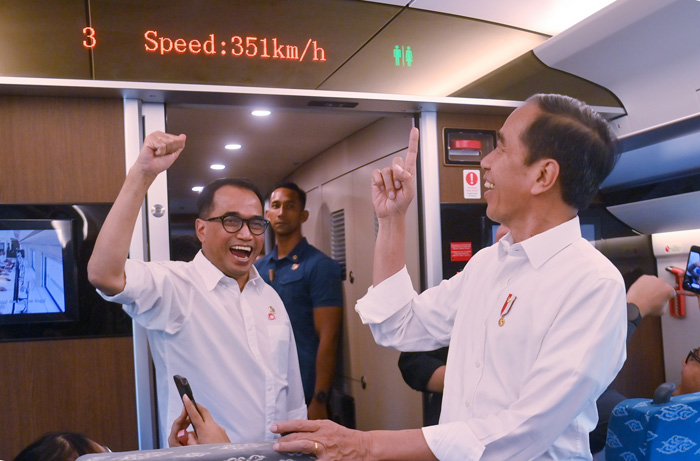 高速鉄道に試乗　ジョコウィ大統領