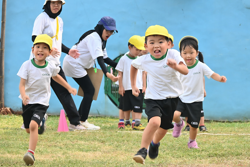 みんなが主役の運動会　オイスカ幼稚園　子から親へバトンリレー