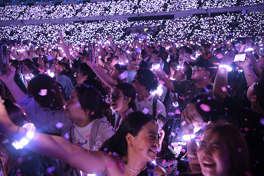 観衆７万人が熱狂　コールドプレイ公演　ムハイミン氏の姿も