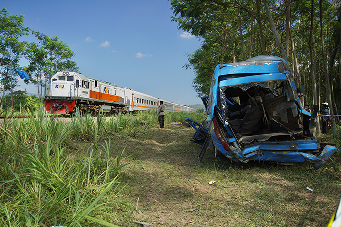 ▼列車と衝突、死者11人