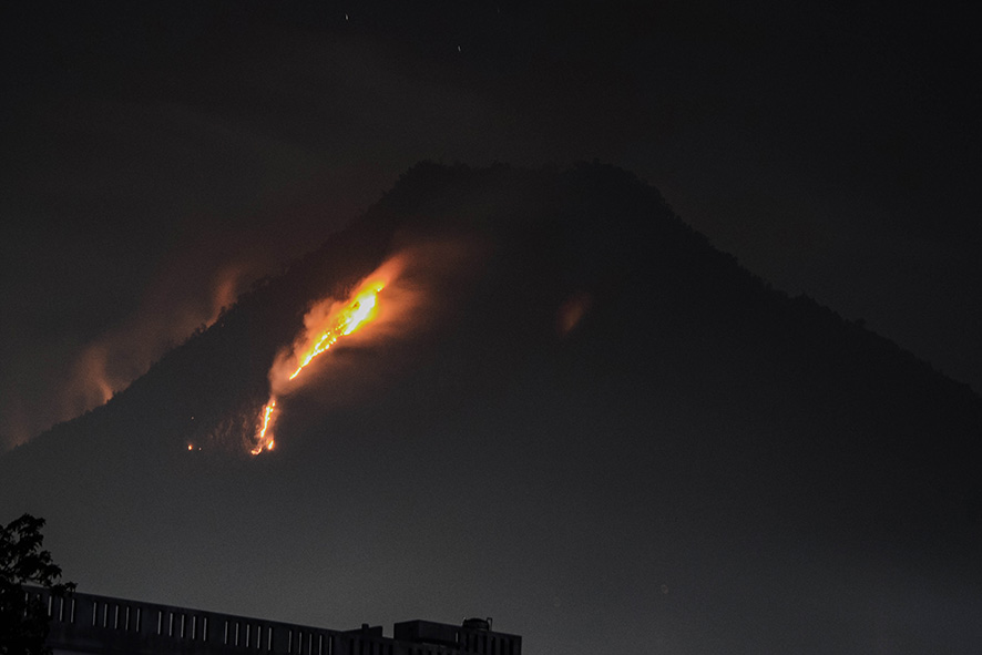 ▼落雷で山火事発生