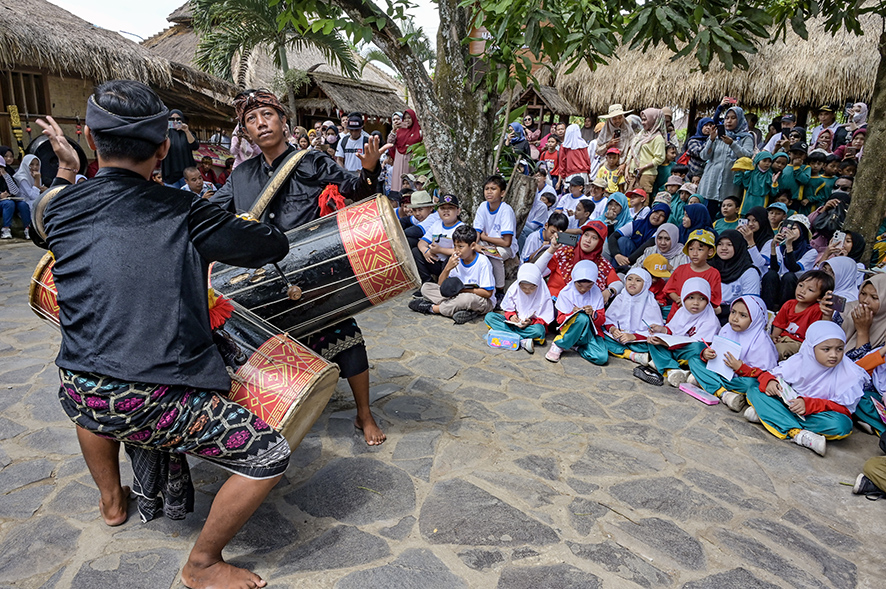 ▼ササック人の太鼓披露