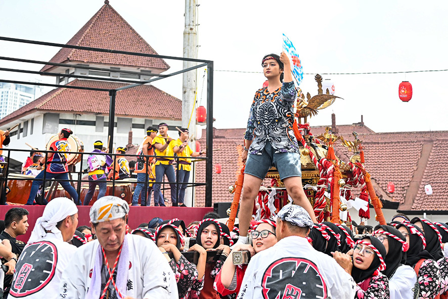 桜並木に〝祭人〟　熱気で跳ね返した雨　ＪＪＭ