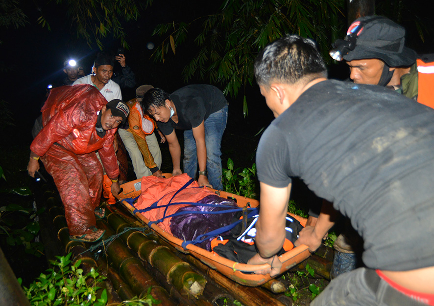マラピ山が突然の噴火　11人死亡、12人安否不明　救命救助隊