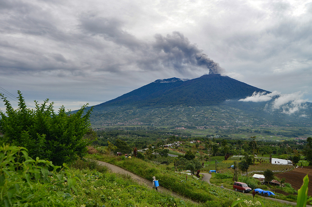 ▼マラピ山、再び噴火
