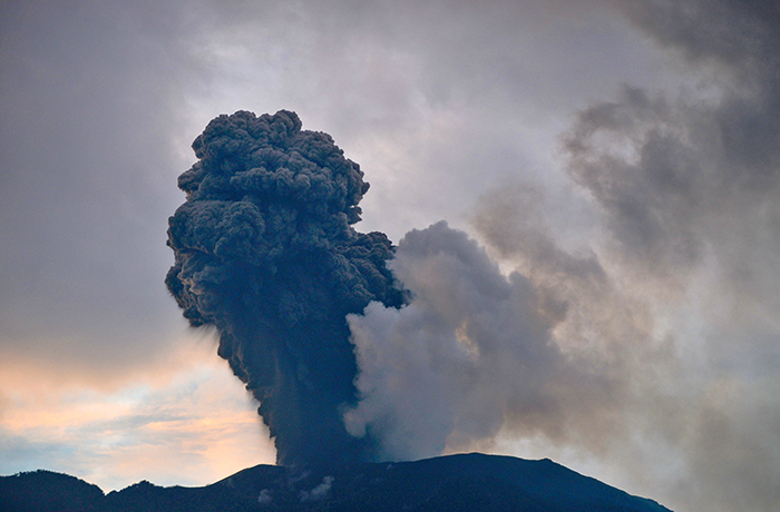 ▼マラピ山から火山灰