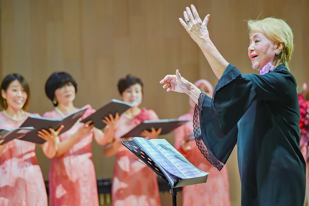 響くコーラスに感動の涙　女声合唱団コール・ムティアラ　４年ぶりのコンサート