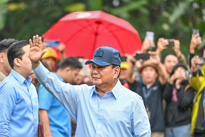 「雨は恵みをもたらす」    プラボウォ氏　ボゴールの投票所で１票