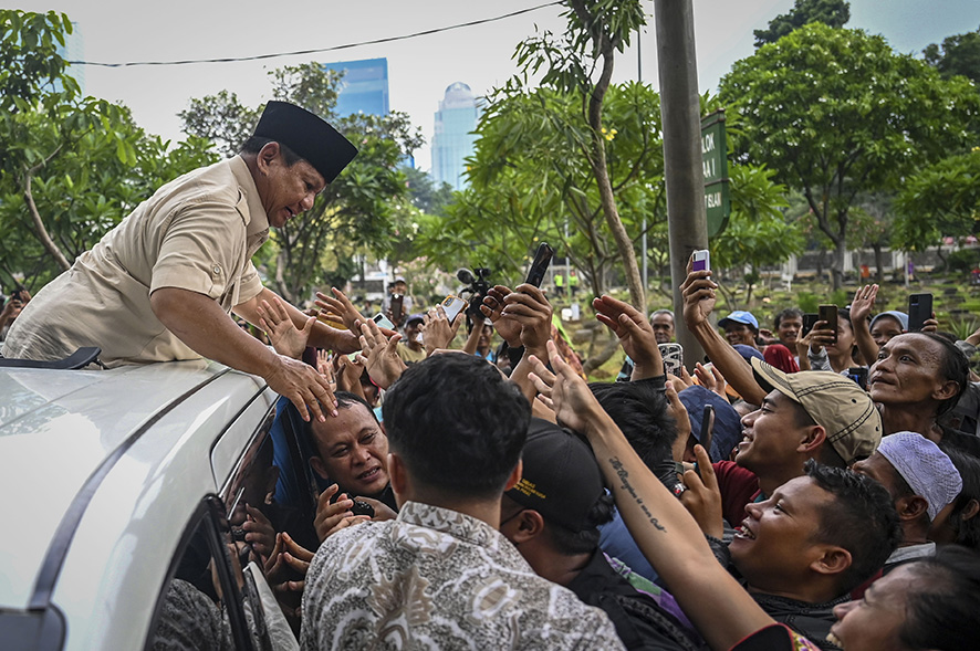 ▼プラボウォ氏、両親に報告