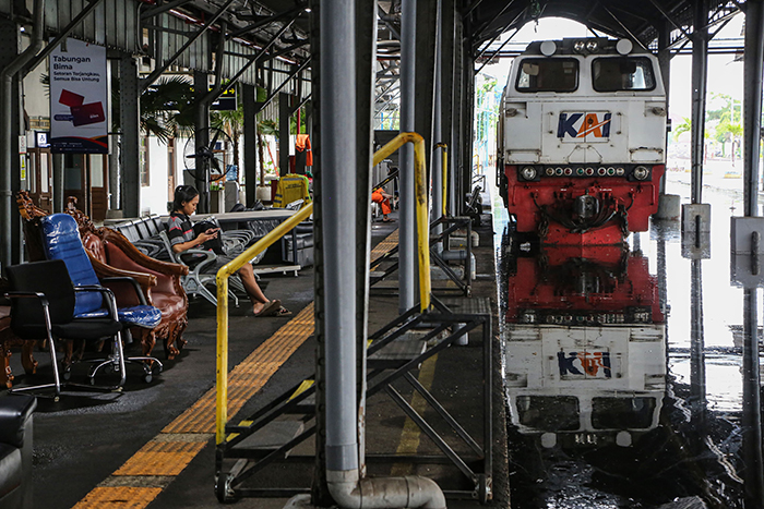 ▼線路冠水で列車運休