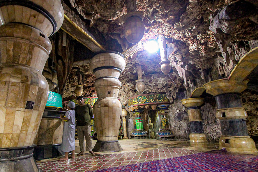 ▼観光客数増、洞窟内のモスク