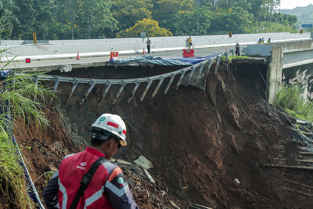 ▼車３台巻き込み、高速道が崩落