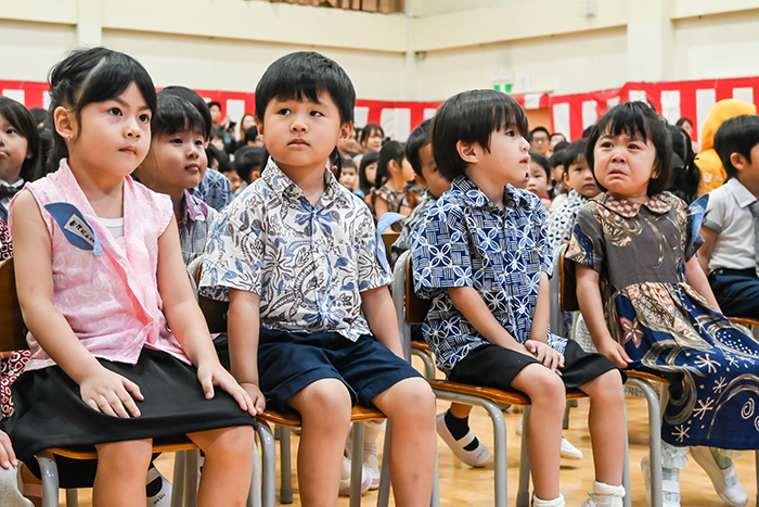 潤ます目で最初の大きな一歩　ＪＪＳ幼稚部、入園式　計67人が新しいお友だちに