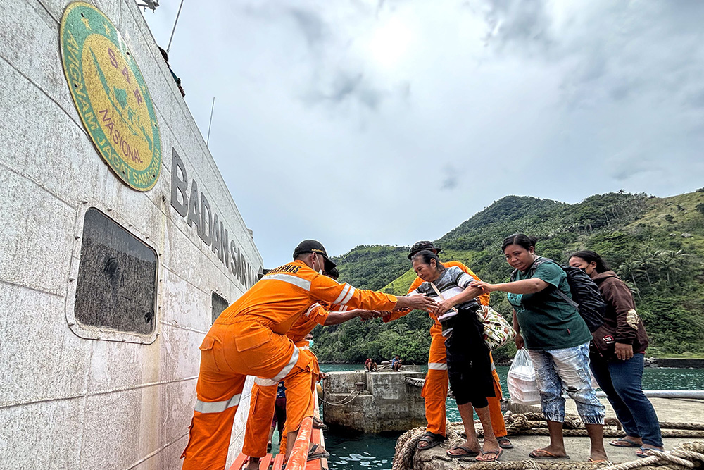 ▼ルアン山噴火で住民避難