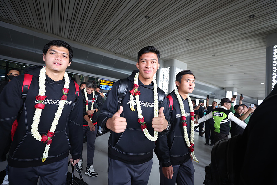 「私のガルーダよ、ありがとう」　空港にサポーターが出迎え　アジア杯、史上初ベスト４