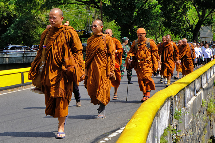 ▼ ワイサックに向け、歩く僧侶