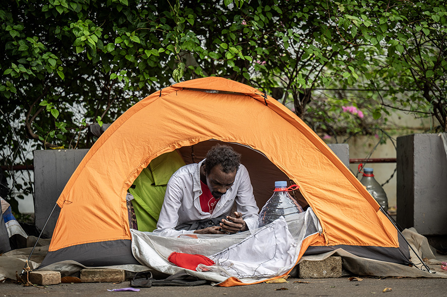 ▼ＵＮＨＣＲ前で難民認定待ち