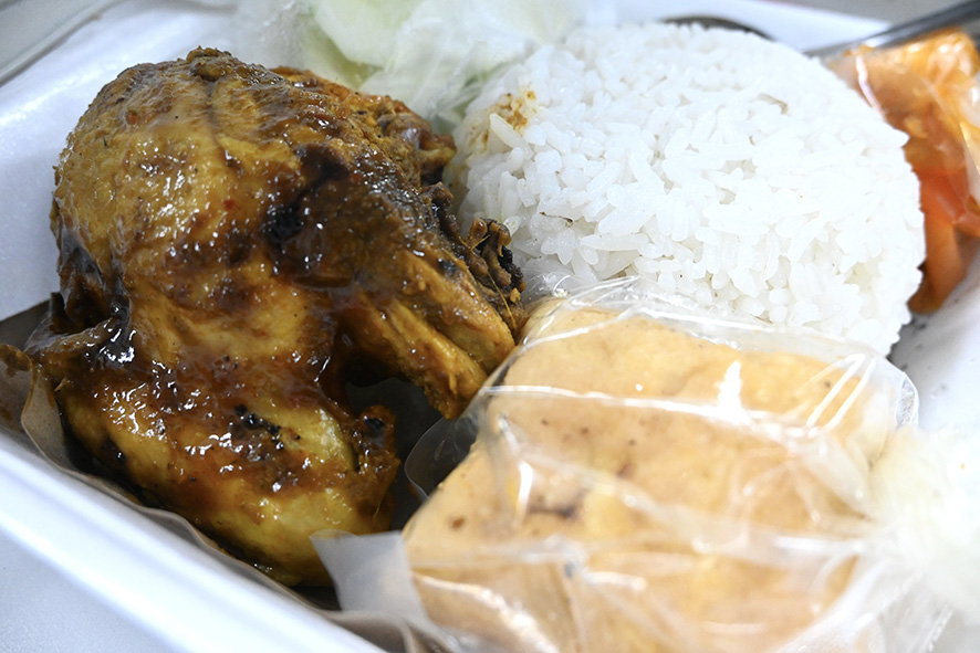 アヤムを食べるマナーは？
