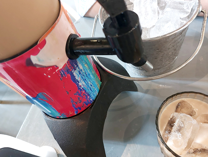 大きなコーヒー囲み、話に没頭