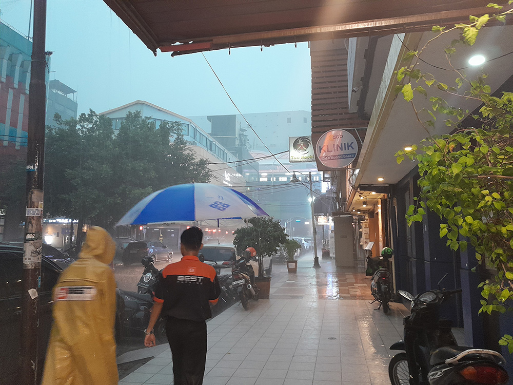 季節外れの雨