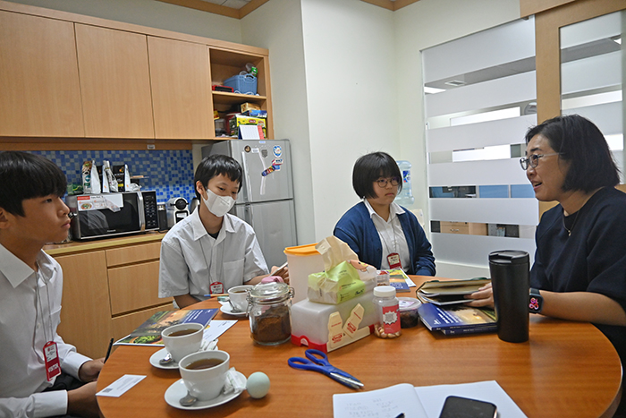 ＪＪＳ中学部が職場体験　生徒３人が記者に　計19社が受け入れ  