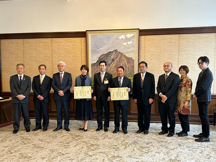 愛媛県人会の伊奈前会長、黒田元会長が感謝状　県知事から、交流促進の尽力で 