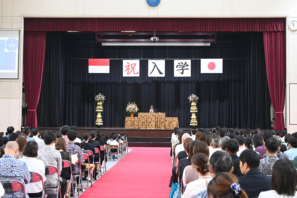 日本人学校で入園・入学式　250人以上が門出祝う