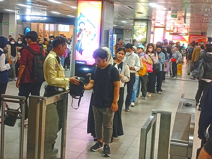 ＭＲＴ日本式改札が「無用の長物」に　「タッチ１秒」実現せず長い行列が発生
