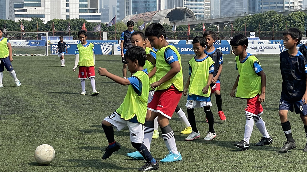 ヴァンフォーレ甲府   ジャカルタでサッカー教室　小学生100人が参加　基礎練習と交流重視