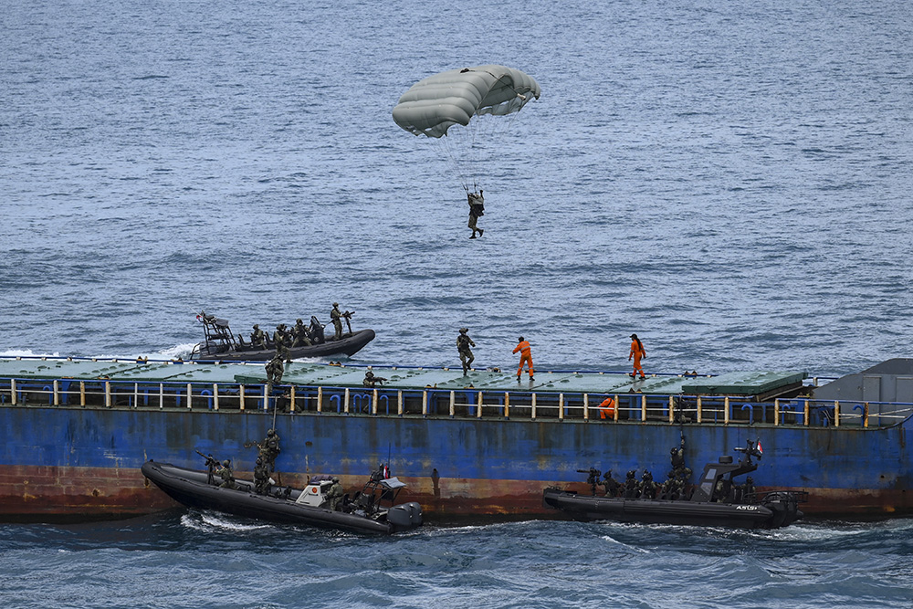 ▼ＴＮＩ80周年、海軍訓練披露