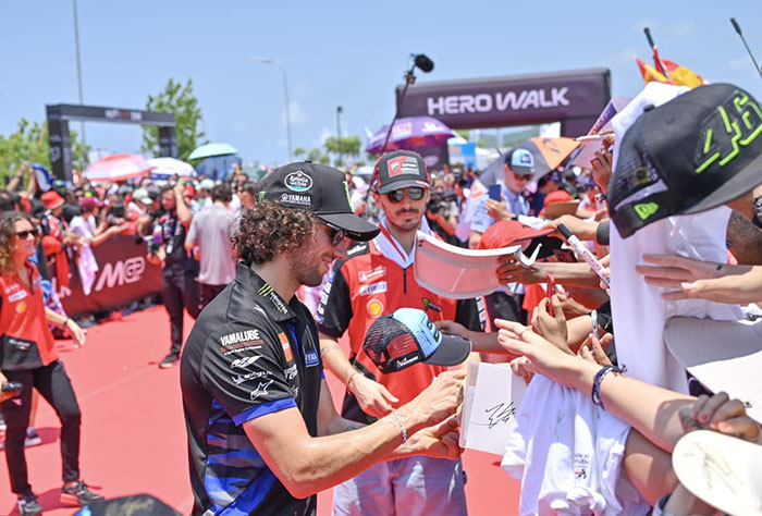 ＭｏｔｏＧＰ、観客と触れ合い