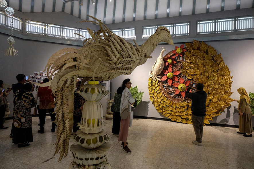 ▼ヤシの葉アート、ソロで展示