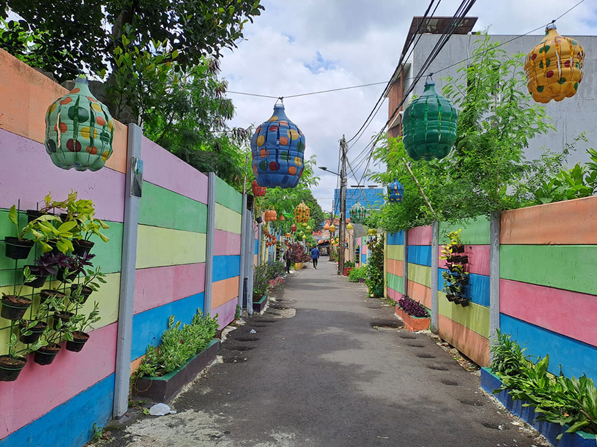 ▼プラごみ再生、通りを演出