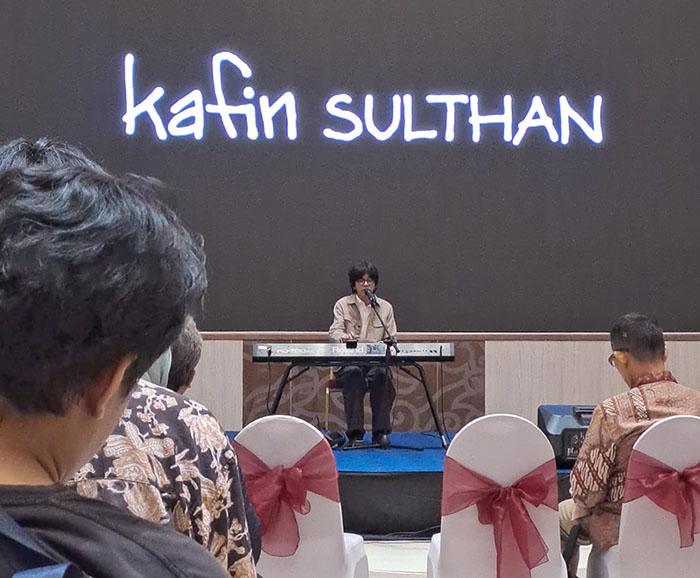 ▼『ブンガワン・ソロ』を披露