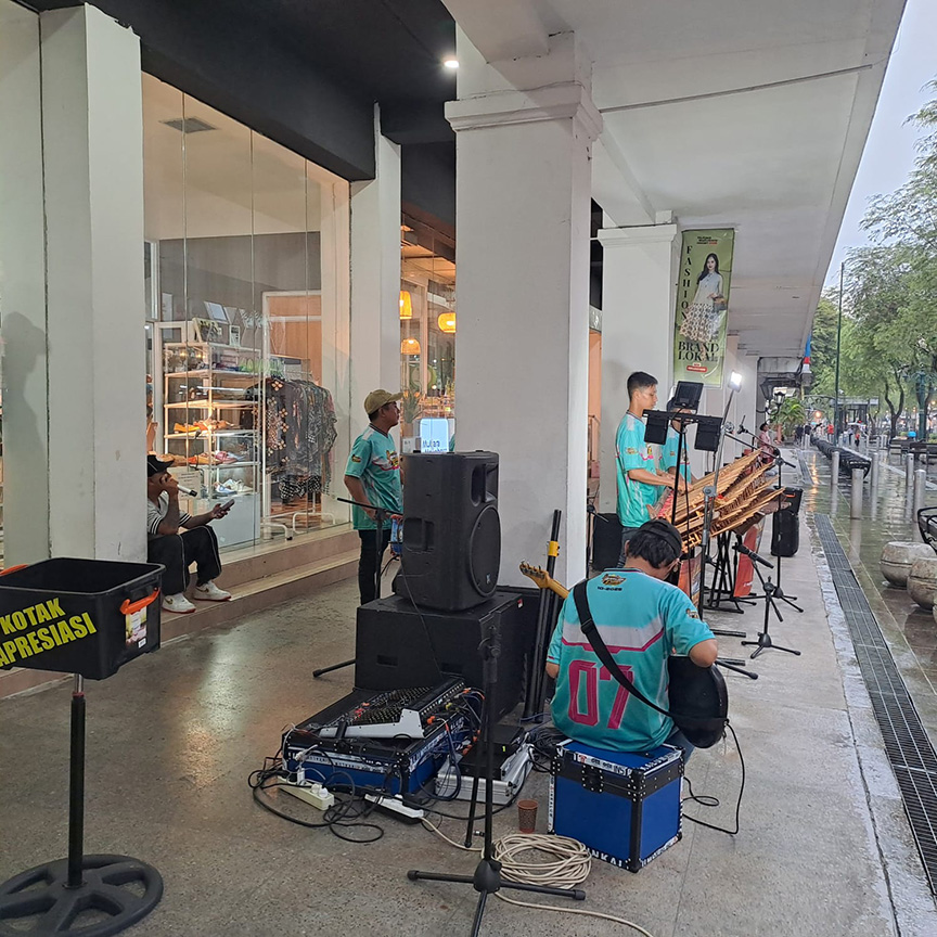 ▼雨の街角でアンクルン演奏