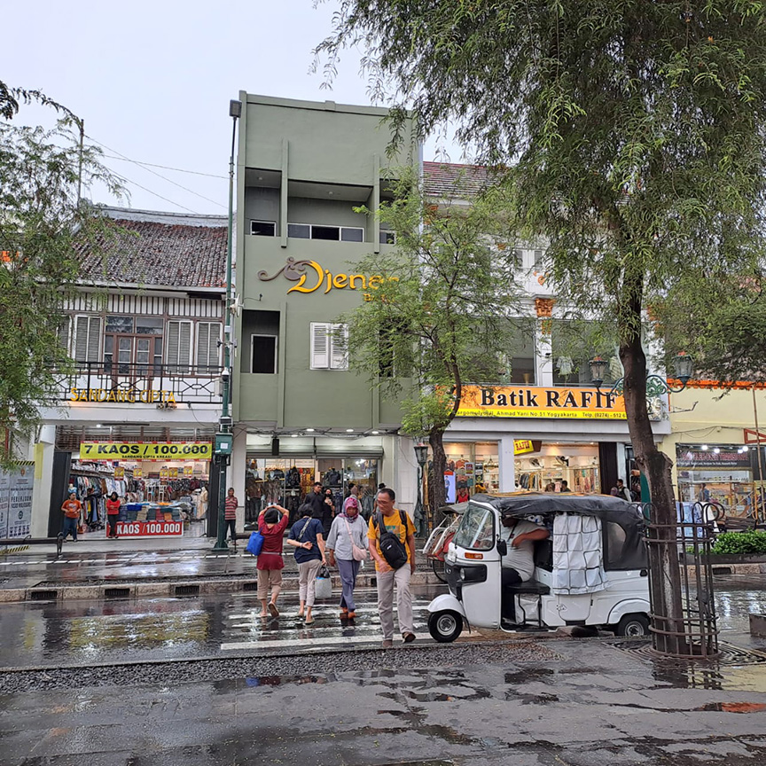 ▼マリオボロ通りを走るバジャイ