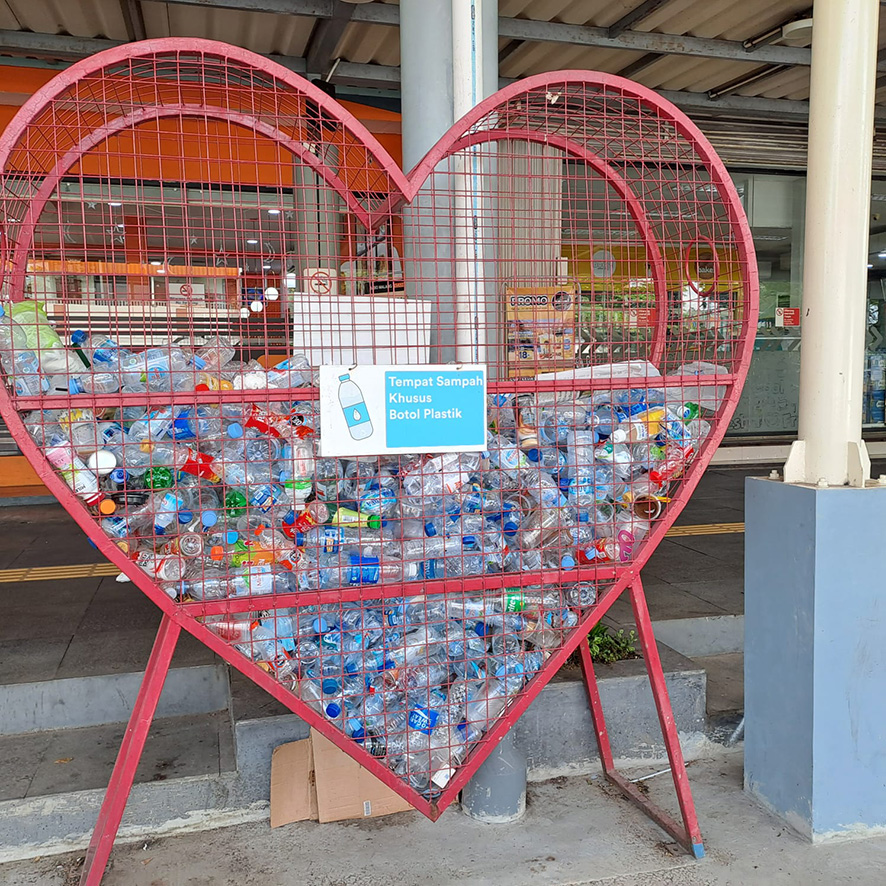▼駅の分別箱がハート形に